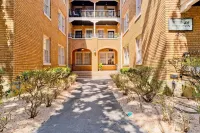 Small Studio Condo -Private Balcony -Free Parking