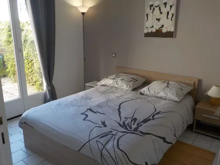 Charming T2 house in a quiet condominium near the beaches.