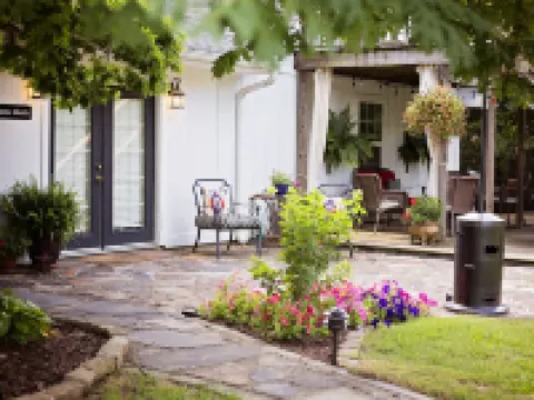 Quaint Parisian style loft, located on National Registered Historical Property Hotels in Mena