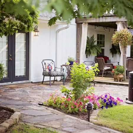 Quaint Parisian style loft, located on National Registered Historical Property Отели в г. Мена