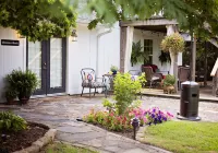 Lovely suite located on the property of a historic estate in Mena.