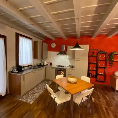 Residence dei Frutti-The Pomegranate-bright apartment a stone's throw from the squares