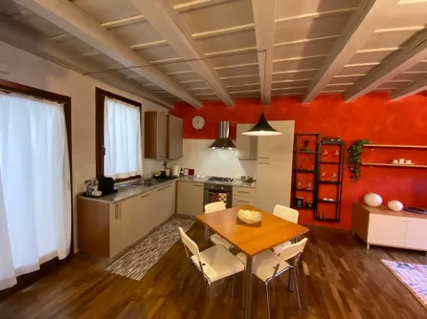 Residence dei Frutti-The Pomegranate-bright apartment a stone's throw from the squares