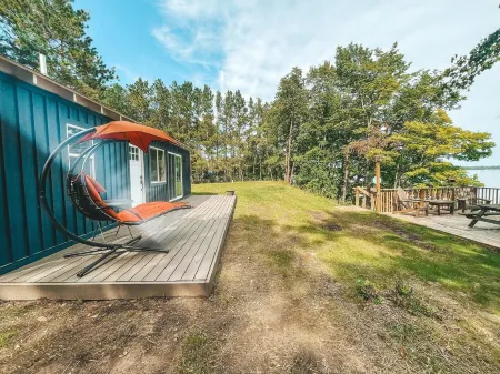 Charming Cabin Overlooking Rush Lake