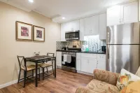 Comfortable Studio in a Woodside Plaza