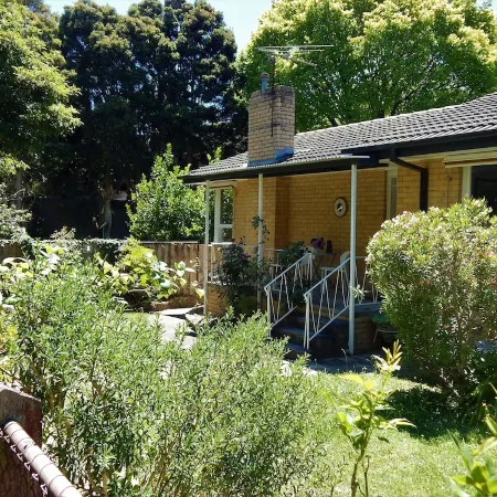 Laurel House, peaceful suburban retreat in the heart of leafy Blackburn. Отели рядом с достопримечательностью «Торговый центр Westfield Doncaster»