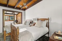 Sandstone Cottage With Cozy Open Fireplace in the Heart of Robertson