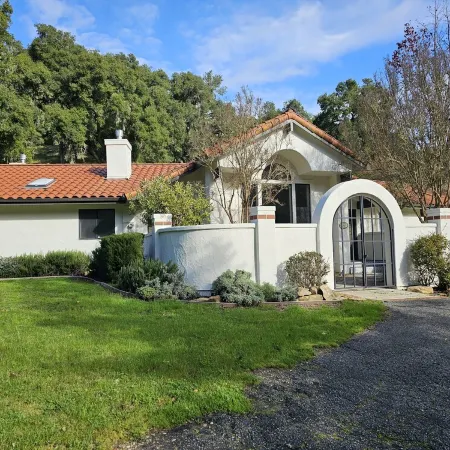 West Side 3BR/3BA - En suite layout, Pool&Hot Tub, nestled in oak covered hills!
