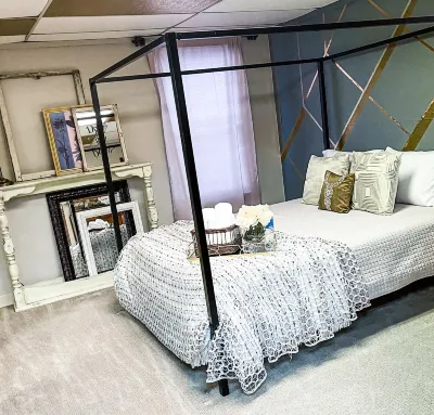 Artistic and Creative Vibe with Indoor Swing 2 Blocks to Downtown & near SEMO