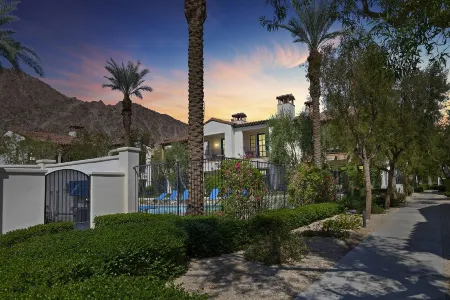 3Bd/Bath, Top to Bottom Renovations! No Carpet, New Cupboards and Tile Showers. Отели рядом с достопримечательностью «Библиотека Ла Куинта»