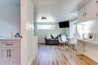 University Cottage, 2 blocks from U of O.