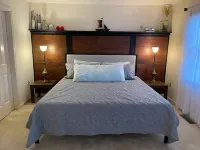 Cozy 2 Bedroom, 2.5 Bath across from Cambridge City Marina