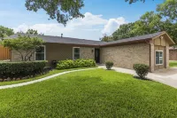 Private Pool Oasis in the heart of DFW! Quiet and central. Hotels near RDA PROMART