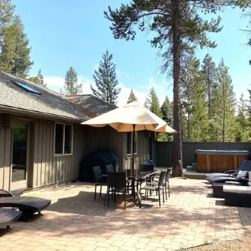 NEW LISTING! UPDATED 3 SUITES & AC! HOT-TUB, SHARC, FORT ROCK, BIKES, DOG OK.
