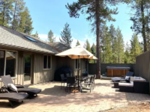 NEW LISTING! UPDATED 3 SUITES & AC! HOT-TUB, SHARC, FORT ROCK, BIKES, DOG OK.