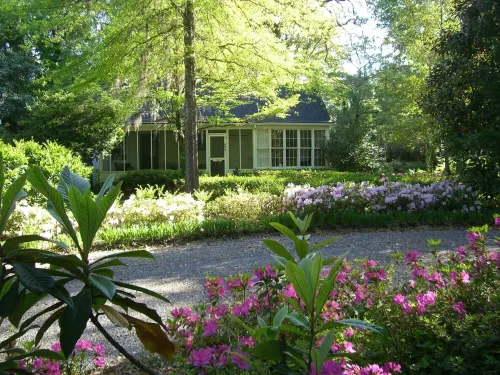 Charming 2BR/2BA Guest House on Historic 2 acres in downtown Summerville!