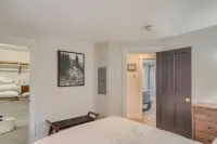 Luxury Condo within walking distance to all the restaurants, shopping and bars.