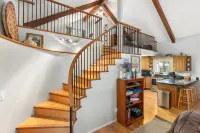 Dog-friendly, rustic chalet w/loft close to Fools Hollow Lake/outdoor adventures