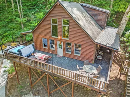 Minutes to Nada Tunnel + Natural Bridge SP / Views - Hot Tub - Firepit Отели рядом с достопримечательностью «Daniel Boone Campground in Red River Gorge»