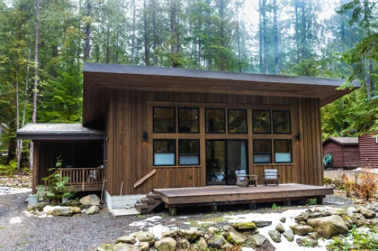 Cozy mountain retreat in the forest-close to Mt Baker Ski Area and pet friendly!