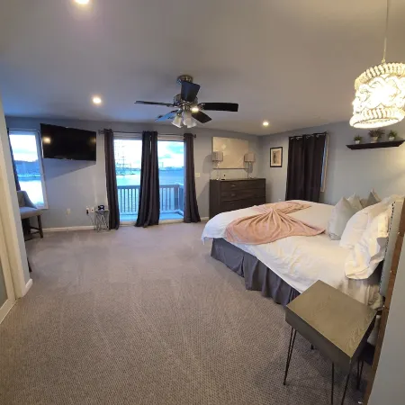 Waterfront Beach Home With Attached In- Law Suite Отели рядом с достопримечательностью «Пляж Нантаскет»