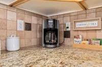 Meridian Patio Home with Games, Seasonal Pool, Close to EVERYTHING! Pet friendly
