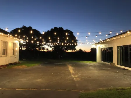 Spacious 6-bedroom house with WiFi, AC in marvelous Homestead. Отели рядом с достопримечательностью «Long Pine Key»