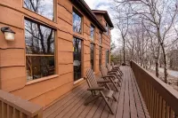 Karaoke!•LUX French Chalet•HotTub•Pool Table•FirePit•Pets•AC•Beach+Lake Access!