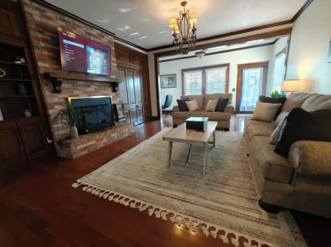 13. King bed, sleeps 22, historic 5-bedroom house in  Albertville with WiFi, AC