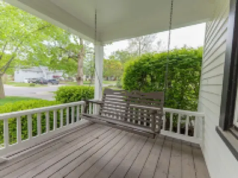 Great Space! 2 Blocks from Downtown Lee's Summit! Hotels in Lee's Summit