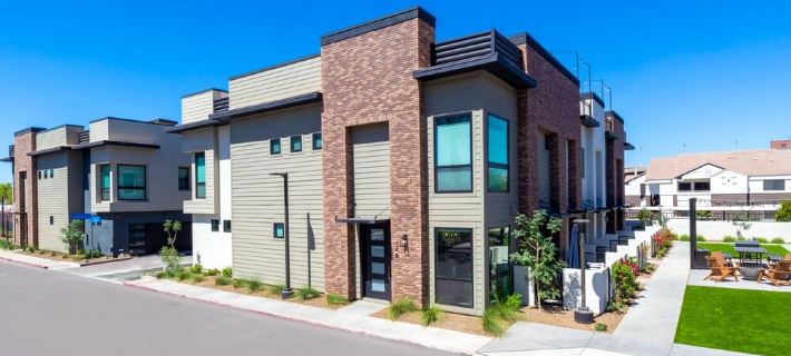 300 steps from Historic District in Gilbert, across from community heated pool. Hotels in Gilbert