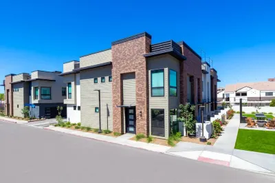 300 steps from Historic District in Gilbert, across from community heated pool. Các khách sạn gần McQueen District Park