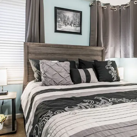 Quiet Suburban Home Minutes from Airport, Niagara Falls + all major attractions.