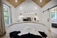 BRAND NEW 1Bed1BATH CABIN SLEEPING 4-5 With HOT-TUB!White Wood