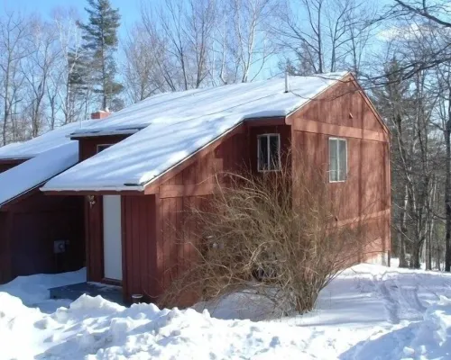 Cozy Retreat, Hot tub, Wireless,Close to Kezar Lake, abuts White Mountains Hotels in Stoneham
