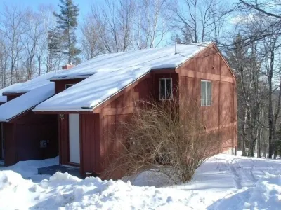 Cozy Retreat, Hot tub, Wireless,Close to Kezar Lake, abuts White Mountains