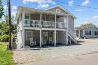 The Teal Door is a 3 Bedroom 1 Bath Unit. Sleeps 6. Linens Included! - 3성급
