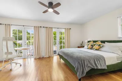 Sanctuary with private patio near Parks, Dining, Yacht Club, Marina, CocoWalk. Hotels in Coconut Grove
