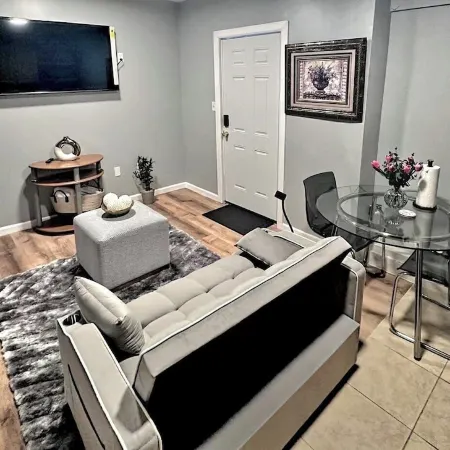 Cozy 1-bedroom apartment in enjoyable Newark with WiFi,