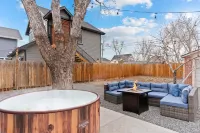 Stylish Mtn. Haus HQ: Hot Tub+Air Hockey & Near Light Rail 아바다 호텔