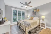 Beautiful Lake getaway with pool, upgraded, pet friendly with lots of extras!! Hotels near Clay County Fairgrounds