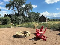 Charming Creekside Cabin next to 4 Mile Creek with mountain views. Dog friendly!