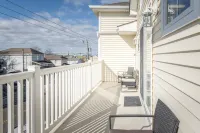 SPACIOUS 3 bed/2 bath condo, free parking, only 2.5 blocks to beach!
