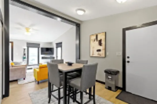 5 mins to Grand Park, 15 mins to Ruoff, pet-friendly, peaceful environment!