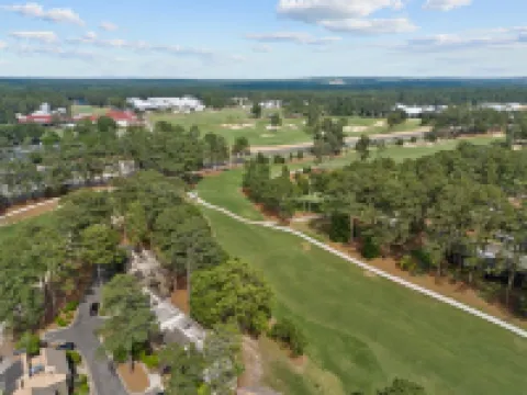 NEW reno! Walk to Pinehurst CC, The Cradle and enjoy the indoor putting green! Hotels in Pinehurst