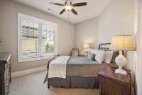 Beautiful Heart of Downtown Condo, Balcony, Amazing Views - Walk to Everything!
