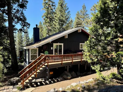 The Lazy Bear Lodge - 3 bedroom cabin w/lake views! - Kings Beach North Tahoe Art Center 주변 호텔