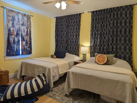 Charming Bungalow in the Heart of Elberton! Short walk to downtown!