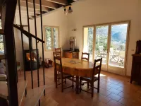 Charmante Maison Avec vue et Jardin en Pleine Nature, Proche des Commodités Hotel a Reilhanette