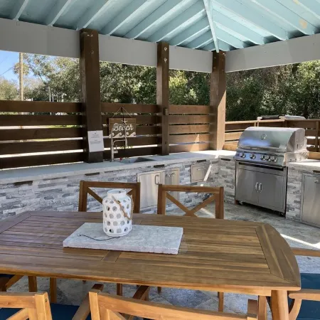 Heated Pool, Outdoor Kitchen,3 blocks from the beach.
